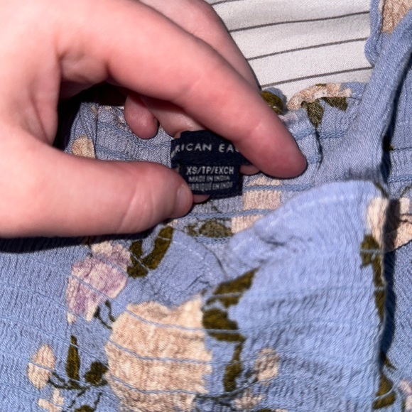 american eagle cropped tank top, xs, blue with flowers - Picture 2 of 2
